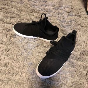 Steve Madden “lancer” sneaker size 8!!
